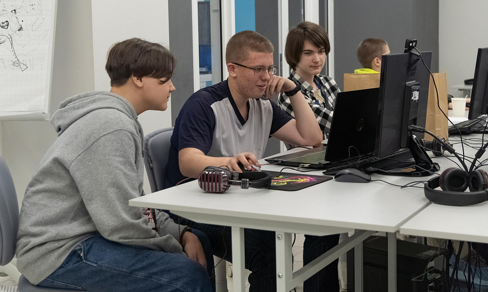 Победителем соревнований для юных программистов стала команда «Рок-клуб «Веселые ананасы», разработавшая карту полетов для беспилотника в Амурской области