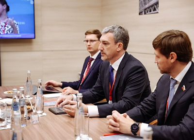 ВЭФ-2022: Василий Орлов и гендиректор ОАО «РДЖ» обсудили проект строительства международного ЖД моста в районе села Джалинда
